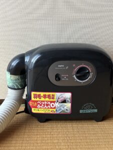 1992年製サンヨー布団1992年製サンヨー布団乾燥機のリセットボタンと裏面。実家の片付けで捨てる前に確認すべきポイント。