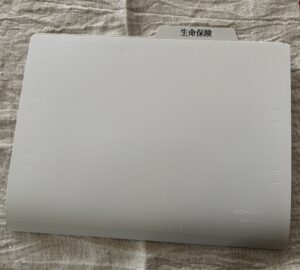 A4サイズの個別フォルダに書類を挟んでいる様子